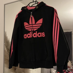 Adidas - Adidas hoodie i strl S💕 Köp nu eller kontakta mig