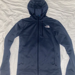 North Face - Säljer min North Face tröja pga av att den är liten. Den är i nyskick. Storlek XS