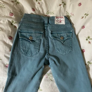 True religion  - Har inte bild på, passar inte mig. Unik färg true religion. Storlek 27. Midjan är 35 cm rakt över och Innerbenslängden är 78 cm med mycket stretch. 