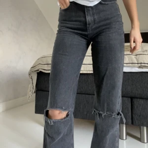 Superfina long straight jeans! - superfina long straight slit jeans från stradivarius i jättebra skick!💫 skriv för fler bilder, pris är diskuterbart vid snabb affär💕
