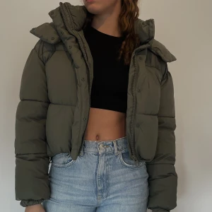 Zara jacka  - ”Gummerad och quiltad jacka” från zara, färg khaki. Bara använt 1 gång (nypris 700kr) (Köparen står för frakten)💗