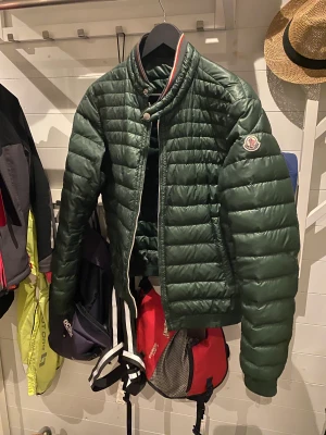 Moncler jacka - Hej, säljer min moncler jacka då den inte kommer till användning. Modellen heter garin. Nypris låg rund 8000. Fint skick. Hör av er med frågor eller om ni vill ha mer bilder