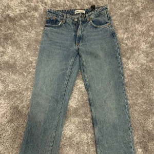 straight zara jeans - säljer dessa zara jeans! de är low/mid waits och är i bra skick! skriv privat för fler bilder 💛