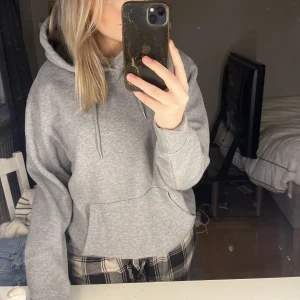 Grå hoodie  - Säljer denna jätte fina o sköna hoodie. Den används inte längre så den passar bättre hos någon annan, den är storlek M. Jag har S i kläder men denna är jätte fin när den sitter större!! 💕💕