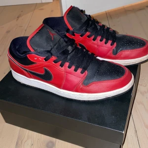 Jordan 1 Low Gym Red storlek 44,5 - Helt ok skick lite creasade och lite smutsiga men det går att tvätta! Strl 44,5