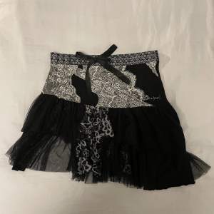 Snygg svart kjol från Desigual. Säljer då den är för liten på mig. Kjolen är kort och går till nästan mitten av låret.