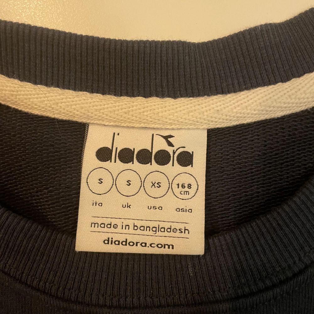 En marinblå Diadora sweatshirt i storlek S. Använd någon enstaka gång och är i så gott som nyskick. Har vuxit ur tröjan och den är därav till salu.. Tröjor & Koftor.