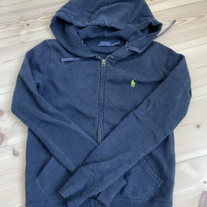 Ralph Lauren hoodie - Marinblå Ralph Lauren hoodie i storlek XS. Använd ett fåtal gånger så den är i jättebra skick. Ordinarie pris ca 1400kr 💓