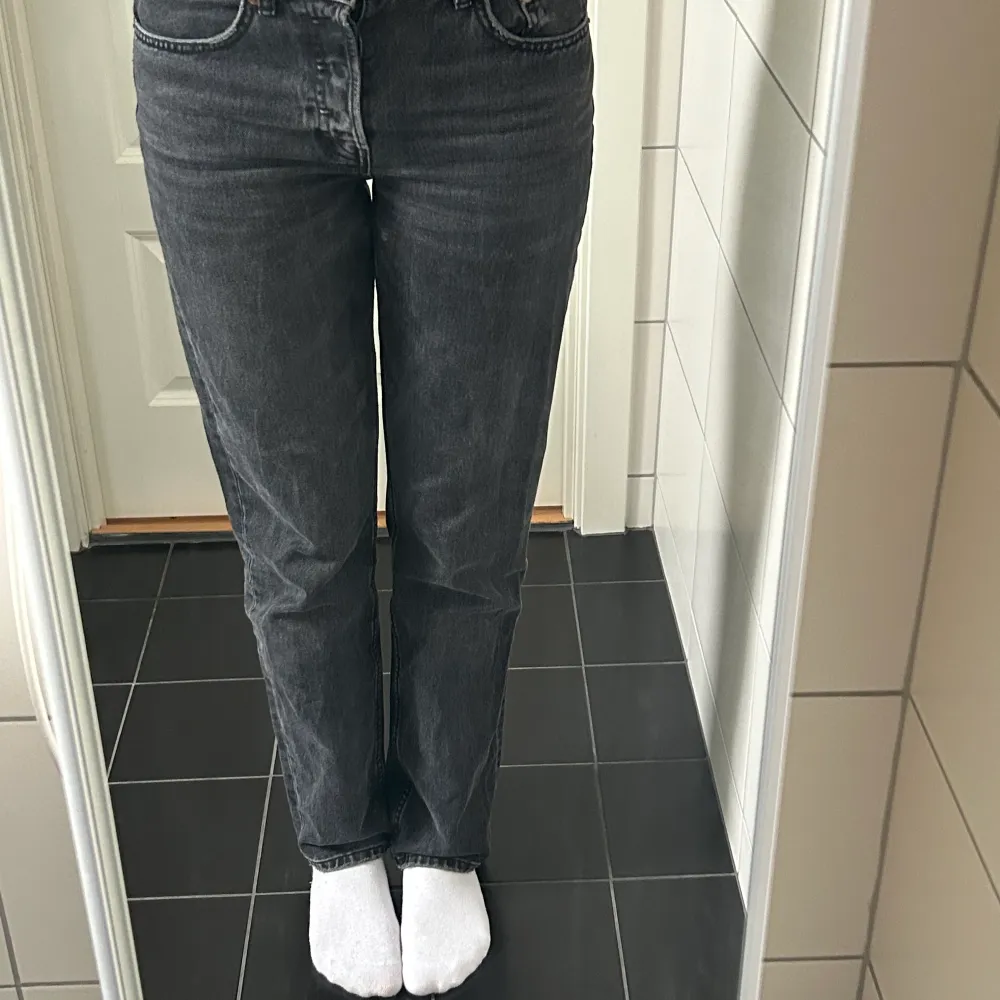 Säljer dessa midwaist jeansen från Zara. Säljs pga att jag inte gillar hur de sitter på mig, och för att de är för korta på mig som är ca 175 cm. Supersköna och sällan använda 💖. Jeans & Byxor.