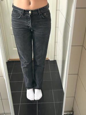 Zara jeans - Säljer dessa midwaist jeansen från Zara. Säljs pga att jag inte gillar hur de sitter på mig, och för att de är för korta på mig som är ca 175 cm. Supersköna och sällan använda 💖