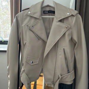 Zara skinnjacka  - Beige vår jacka från Zara i xs. Använd 2 gånger men säljer då den är för liten. Nypris 600kr