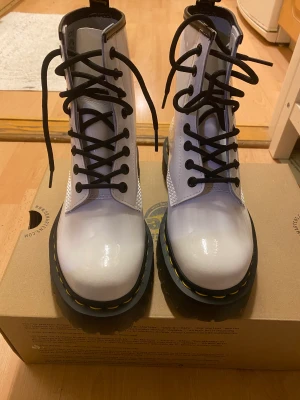 Dr Martens Boots ankelhöga kängor 1460  - Ord pris 2000 sälj för 500 kr, använt en gång men helt ny. Köpte för två veckor sen men passade mig inte så bra så sälja det istället. Har en till par exakt sånna  som är 36 i storlek. Vid köp av båda par ta jag 900kr eller 800 