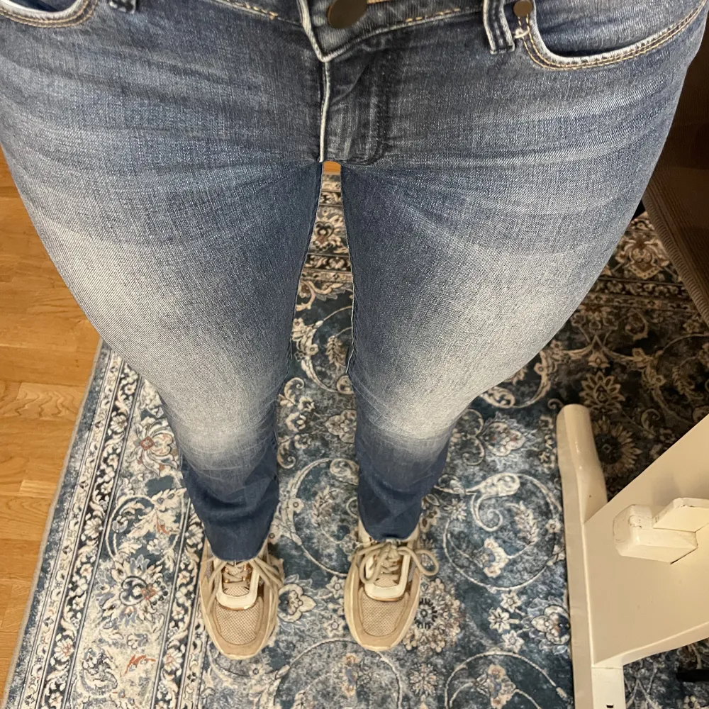 Jeans i bra kvalite avklippta på längden. De är väldigt låga i midjan. Jeans & Byxor.