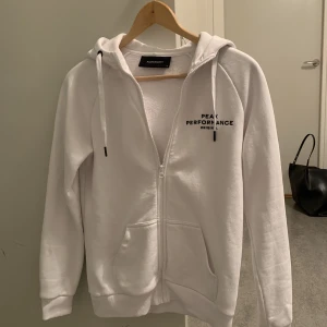 zip hoodie - Zip hoodie från peak performance, i damstorlek M. Fint skick knappt använt. Skit fin men blev för liten för mig