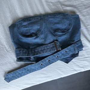 Fin jeans topp som aldrig kommit till användning☺️ Stretchigt material och kan justeras med bandet runt om.