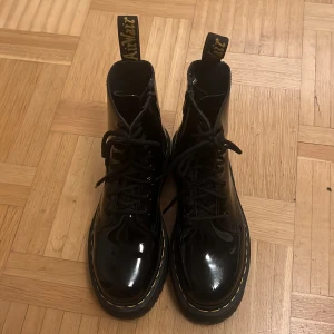 Doc martens med lack - Jag köpte dessa docs i höstas och har använt dem cirka 2 gånger, de kom inte till användning men är mycket snygga ändå. Originalpris: 2000kr