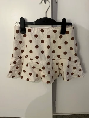Zara minikjol - En söt minikjol som har shorts under.. super söt och perfekt till sommaren.. känner sig bekväm. Lite kort men de tycker jag är snyggt., använde inte längre där av säljes