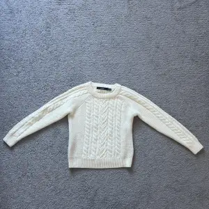 Detta är en superfin beige tröja från  Vero Moda✨säljer för att den inte kommer till användning längre💗