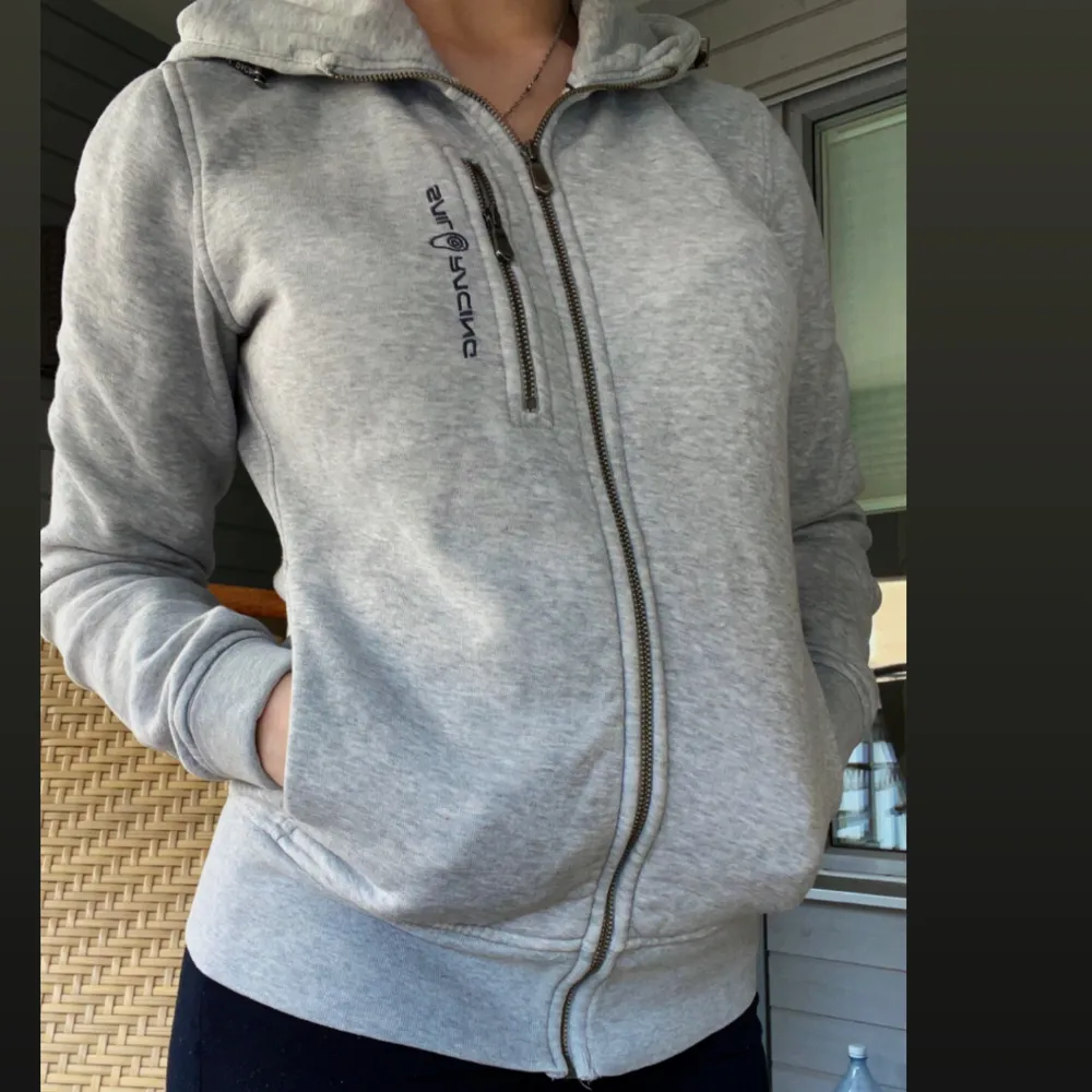 En grå sail racing zip hoodie. Väldigt lite använd och i bra skick. Hoodies.