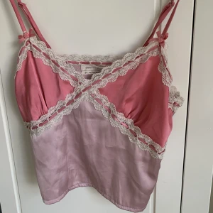 Söt top - Söt rosa crop top från urban outfitters. Fint skick! 