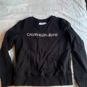 Sweatshirt från Calvin Klein. Sparsamt använd och i mycket bra skick. Storlek XS men passar även S. 