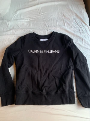 Sweatshirt  - Sweatshirt från Calvin Klein. Sparsamt använd och i mycket bra skick. Storlek XS men passar även S. 