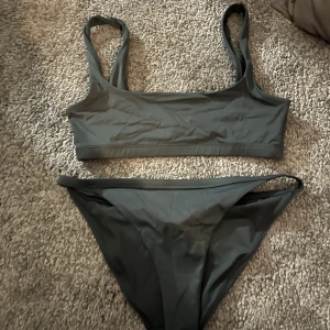 Bikini - från Weekday storlek S och är helt oanvänd.  kostar 80kr + Frakt .  Köpt för ungefär 300kr. Helt oanvänd