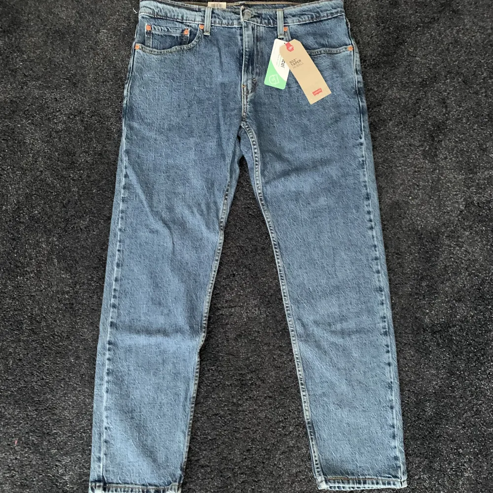 Säljer helt nya 502 TAPER hi-ball roll jeans från Levis.😍 Prislappen är kvar. Nypris 900⚡️⭐️. Jeans & Byxor.