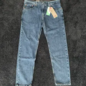 Säljer helt nya 502 TAPER hi-ball roll jeans från Levis.😍 Prislappen är kvar. Nypris 900⚡️⭐️