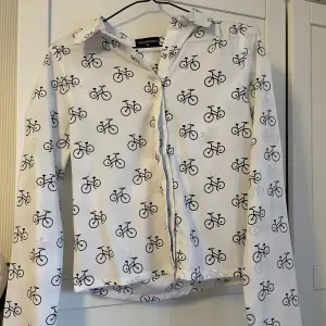 Skjorta med cyklar på, använd väldigt få gånger 