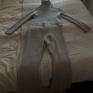 Matchade sett  - Stickad sätt byxor och tröja