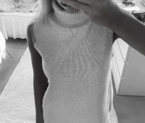 Zara topp - Stickad zara topp med halterneck. Knappt använd och den säljs inte längre från zara. Så fin till våren!! LÅNADE BILDER. Stolek M men passar allt ifrån xs-m 