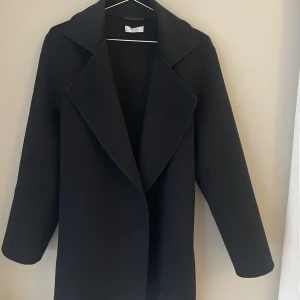 Svart kappa Marville road  - Svart kappa från marville road strl 38 använd ett fåtal gånger. Nypris 4299 kr. 