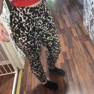 Leopard byxor - Byxor med leopard mönster i stl S