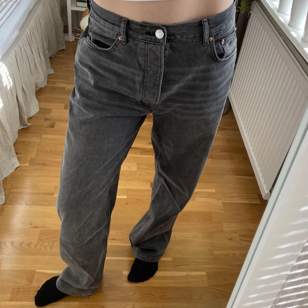 Snygga low waist jeans som tyvärr är för stora för mig. Använda fåtal gånger🫶🏼. Jeans & Byxor.