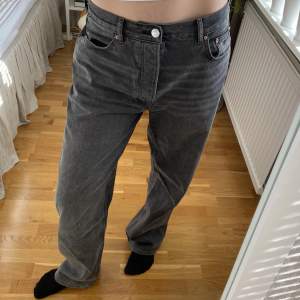 Snygga low waist jeans som tyvärr är för stora för mig. Använda fåtal gånger🫶🏼