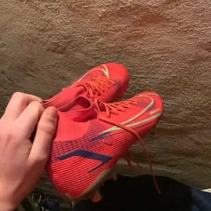 Nike fotbollsskor  - Använda 1 match, Nike fotbollsskor i storlek 44 Ny pris 700 kr Ser smutsiga ut på bilden men kommer tvättas innan dem fraktas och kommer då inte vara något som helst tecken på att de varit använda