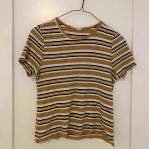 Randig tröja - Randig t-shirt i senapsgul, svart och vit! Mjuk och stretchig, bra skick! Passar för storlek S/M.  Köpare står för frakt.