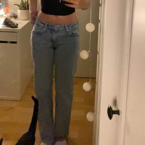 Arrow low jeans från weekday i färgen summer blue/ ljus blå. Storleken är W24 L32. Jeansen är relativt nya och i väldigt bra skick då dom är köpta i somras☺️