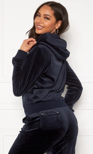 Jucy couture  - Säljer mitt marinblåa jucy couture set storlek M i fint skick! Säljer dem eftersom det blev fel storlek. Om du bara vill köpa byxorna kostar det 600 och bara tröjan 500-600