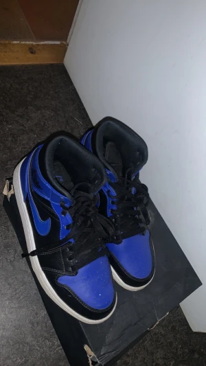 Jordans 1 Royal blue  - Jag säljer mina jordans 1 mid i bra skick. Har ingen användning till skorna. (Skorna passar även strl 41,5) Lådan finns. 