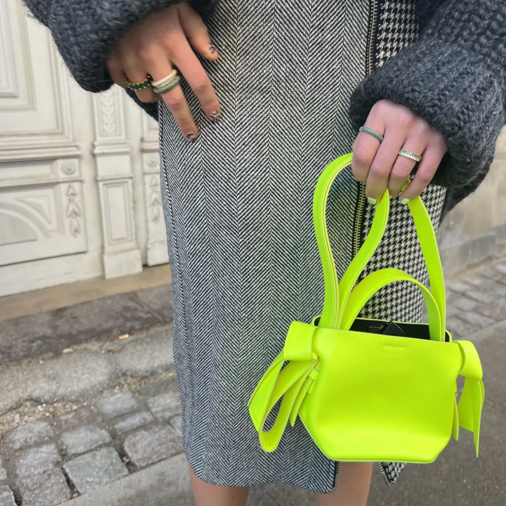 Acne neon bag musubi bag 7900:- köpte på acne . Väskor.