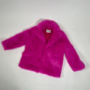 Very fluffy - Rosa päls med knappar! Använd en gång. Väldigt fin. 