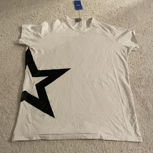 t-shirt med stjärna - t-shirt med stjärna, köpt på sellpy och oanvänd 💗