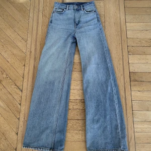 Högmidjade jeans från weekday - Jeans från weekday i modellen Ace. Färgen finns inte att köpa längre. Dragkedjan är sönder så man får pilla lite för att den ska dras upp. Annars funkar den bra och gylfen stängs👍🏼