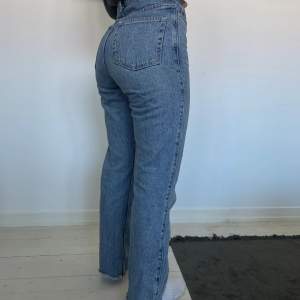Jeans från weekday, modellen rowe. Avklippta ben. Jag är 1,64 cm.