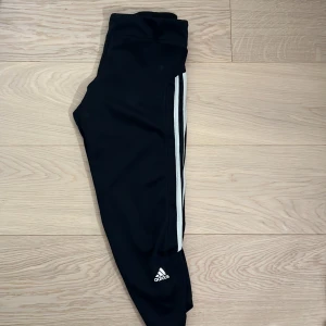 Adidas tights! - Adidas byxor i 3/4 längd! Dom är i bra skick, har en ficka där bak och snörning på insidan💜