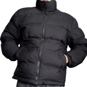 weekday puffer jacka - Begagnad weekday jacka i bra skick, nypris 1000kr; ingen slitage, oversized i stilen. Mina mått är 181cm och 70kg och den är stor på mig, kontakta gärna föt fler bilder!! 