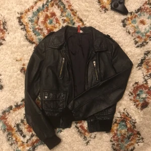 Skinnjacka - Snygg skinnjacka från hm.. med muddar i ärmslut och midja