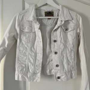 Jeansjacka  - En vit jeansjacka som är knappt använd i storlek 158 men funkar som xs/s 